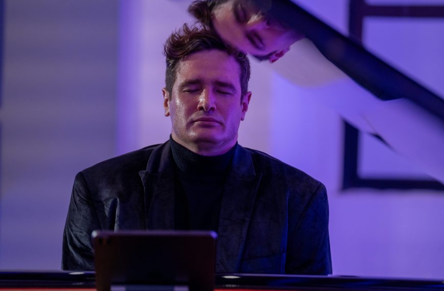 Artem Kuznetzov cautiva con un viaje sonoro a través de la historia del piano